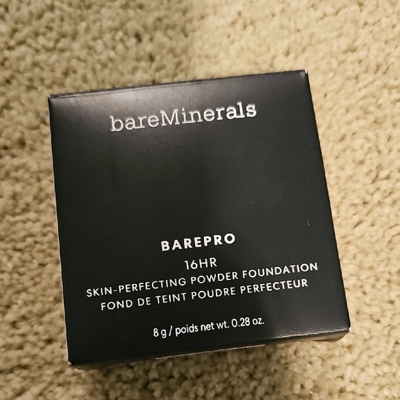 bareMinerals BAREPRO 16HR Powder Foundation Powder - Picture 2 of 8